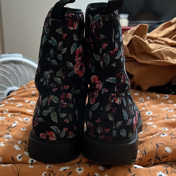 HOT TOPIC: Floral skull boots (6w US) - Picture 2 of 5